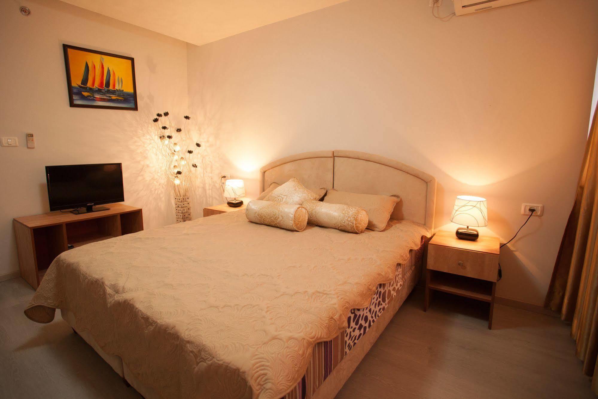 Elis Boutique Hotel Bat Jám Kültér fotó